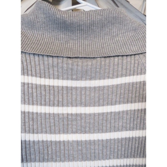 NWT Hooked Up by I.O.T Striped Gray & White Ribbed Sweater Size Large - Picture 4 of 6